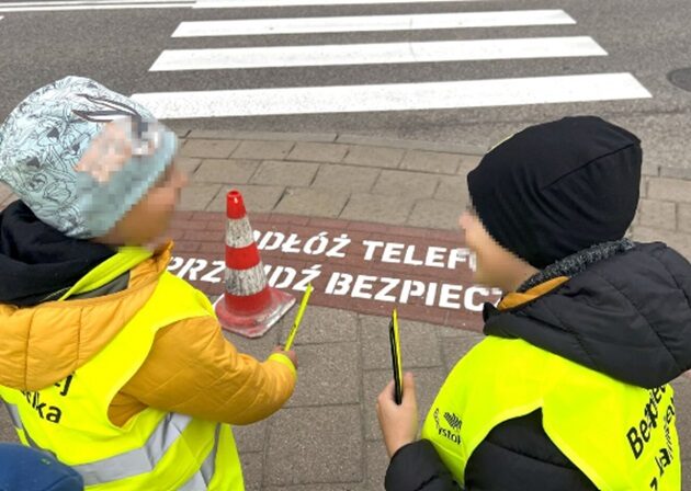 Białystok. Przy przejściach dla pieszych pojawiły się specjalne napisy