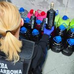 100 litrów nielegalnego alkoholu w rękach KAS. Był ukryty w samochodzie i w garażu