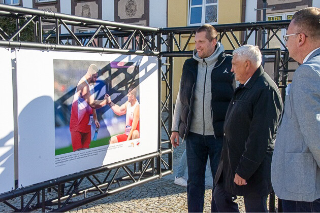 Specjalna wystawa na Rynku Kościuszki. Przedstawia białostockich olimpijczyków