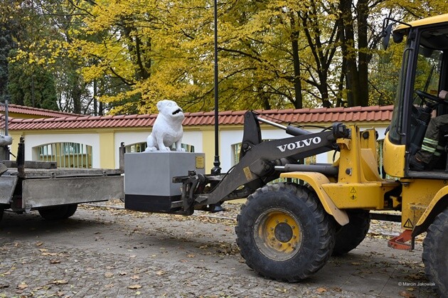 Pies Kawelin jak nowy! Rzeźba powróciła na swoje miejsce