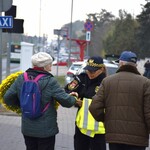 Rozdają odblaski przy cmentarzach. Wszystko po to, aby zapobiec tragedii