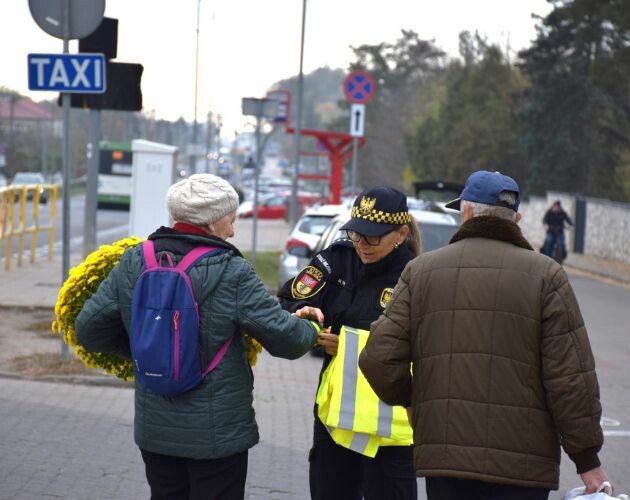 Rozdają odblaski przy cmentarzach. Wszystko po to, aby zapobiec tragedii