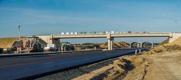 Budowa drogi S19. Jest już czarna nawierzchnia, a nad nią wiadukt