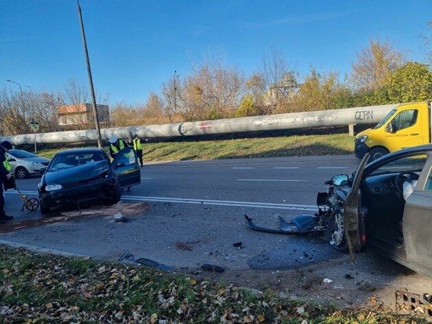 Zderzył się z nieoznakowanym radiowozem. Funkcjonariusz trafił do szpitala