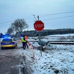 Wypadek na przejeździe kolejowym. Nietrzeźwy kierowca zderzył się z pociągiem