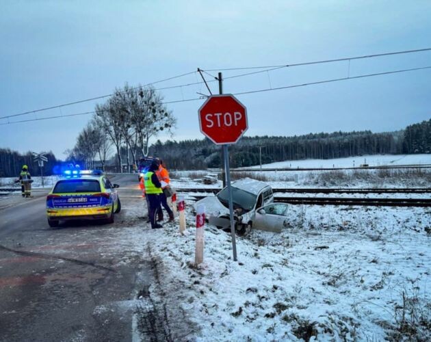 Wypadek na przejeździe kolejowym. Nietrzeźwy kierowca zderzył się z pociągiem