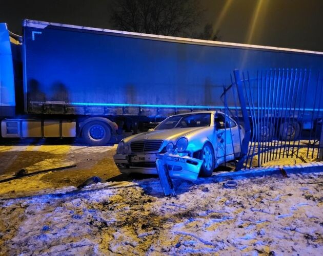 Uciekał, bo prowadził po alkoholu. Podróż zakończył na ogrodzeniu