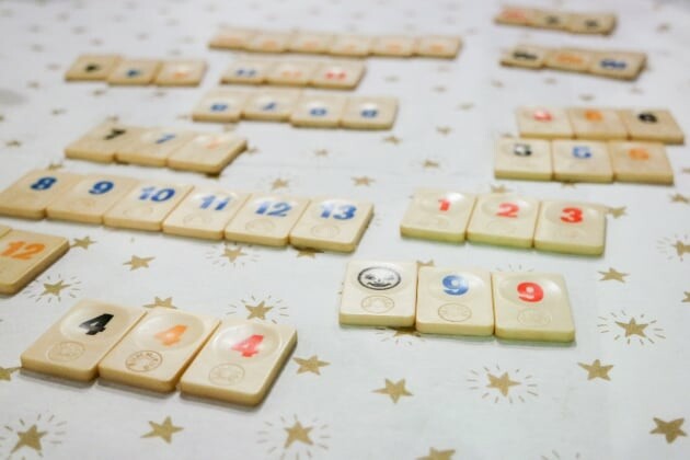 Jak grać w Rummikub? Przewodnik dla początkujących