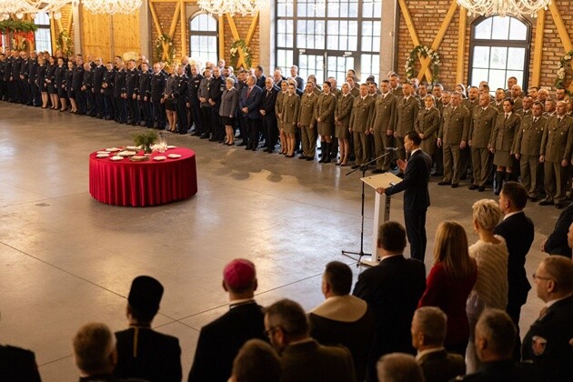 Świąteczna jedność służb mundurowych na Podlasiu. Przełamano się opłatkiem