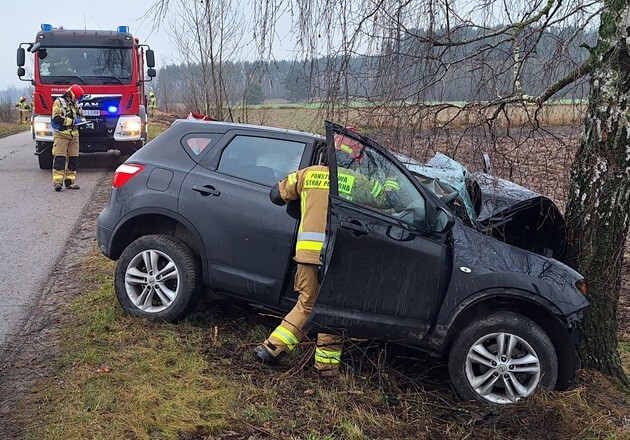 Tragedia w Wigilię. Kierowca uderzył w drzewo, nie żyje 