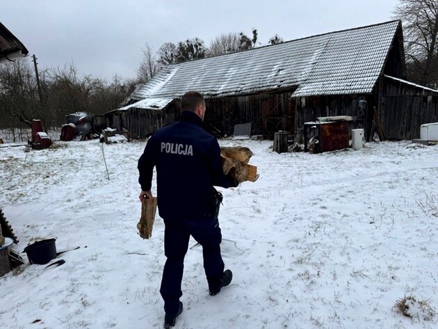 Dzielnicowi pomogli schorowanej 85-latce. Szybka interwencja uratowała ją przed zimą