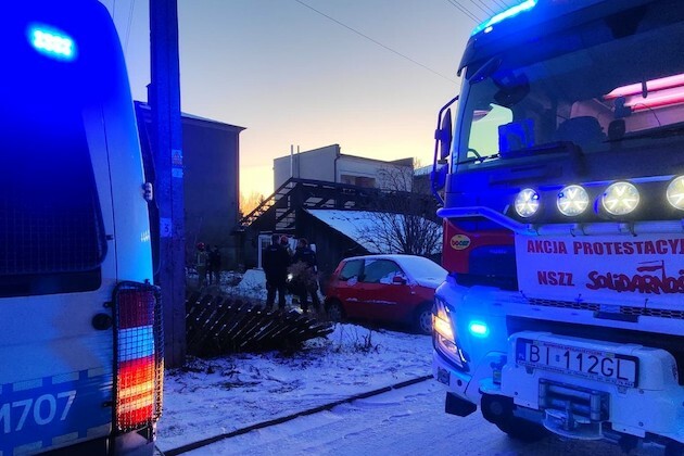 Z budynku wydobywał się dym. Policjanci weszli tam bez wahania