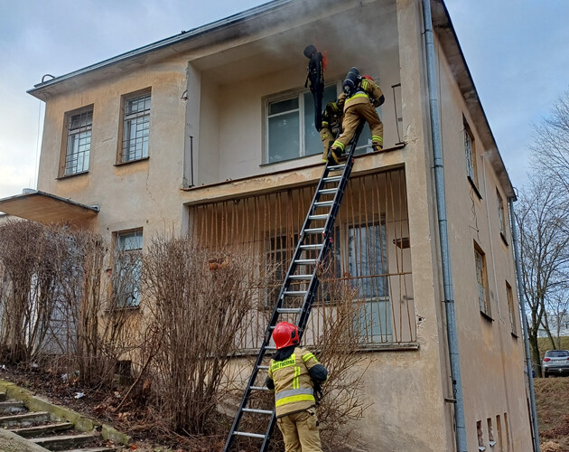 Strażacy w akcji. Ćwiczyli w budynkach przeznaczonych do rozbiórki 