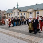 Miejska studniówka na Rynku Kościuszki. Uczniowie zatańczyli poloneza [ZDJĘCIA]           