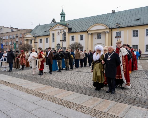 Miejska studniówka na Rynku Kościuszki. Uczniowie zatańczyli poloneza [ZDJĘCIA]           