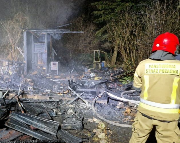 Pożar na terenie ogródków działkowych w Hajnówce. Znaleziono ciało mężczyzny