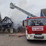 Pożar drewnianego domu w Wasilkowie. Trwa dogaszanie