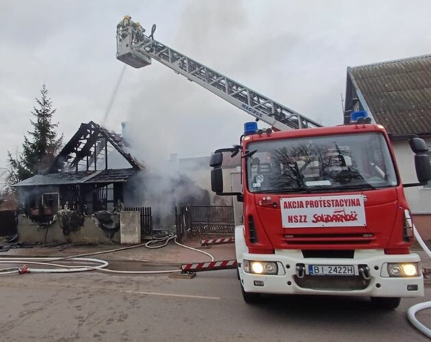 Pożar drewnianego domu w Wasilkowie. Trwa dogaszanie