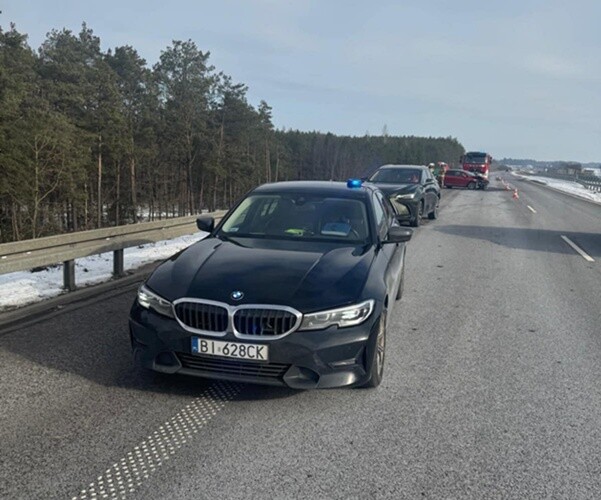 Wypadek na S8 w kierunku Warszawy. Trzy osoby trafiły do szpitala