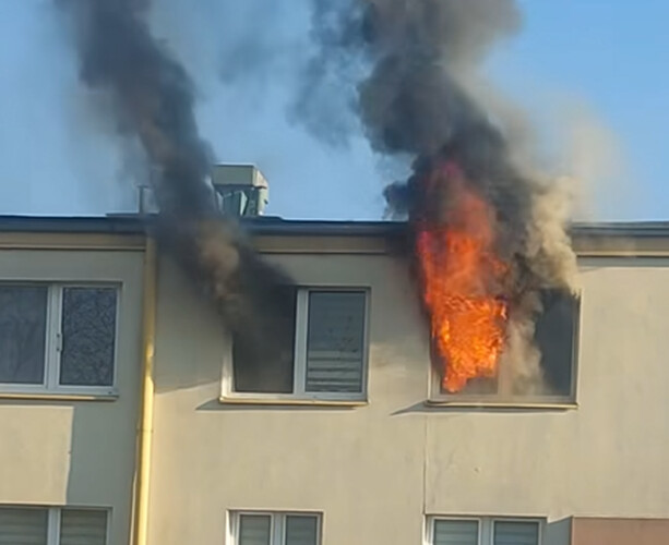 Ogień buchał z okna. Pożar mieszkania w Białymstoku 