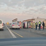 Pechowy poranek na wylotówce z Białegostoku. Toyota i bus wjechały w barierki