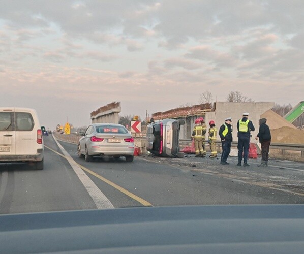 Pechowy poranek na wylotówce z Białegostoku. Toyota i bus wjechały w barierki