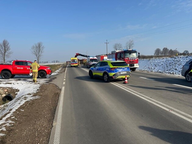 Zderzenie ciężarówki z busem w Sokołach. Jedna osoba nie żyje