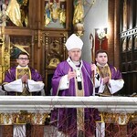 Katolicy rozpoczynają Wielki Post. Liturgia Środy Popielcowej w białostockiej katedrze