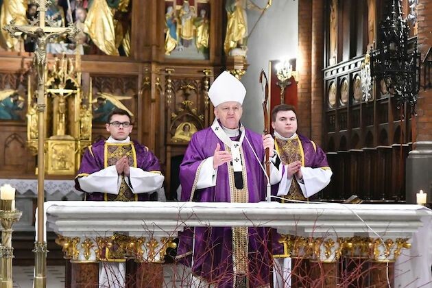 Katolicy rozpoczynają Wielki Post. Liturgia Środy Popielcowej w białostockiej katedrze