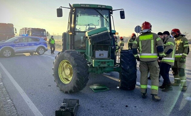 Wypadek w Krasnopolu. Ciągnik rolniczy zderzył się z samochodem dostawczym