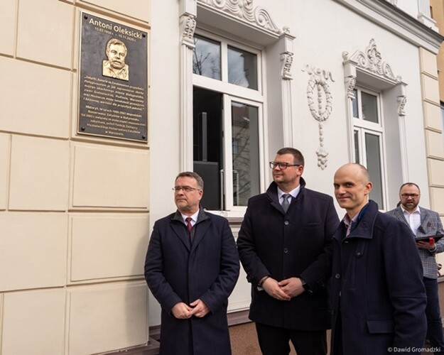 W Białymstoku została odsłonięta tablica pamiątkowa poświęcona Antoniemu Oleksickemu