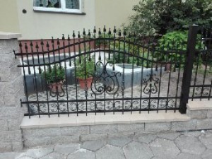 Kompleksowa renowacja: Malowanie i konserwacja ogrodzeń/płotów, bram, balustrad.